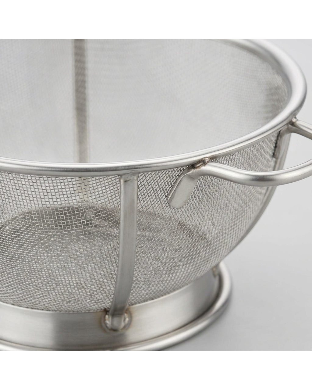 Xaora Footed Fine-Mesh Draining Colander 28 cm Stainless Steel - Detail view