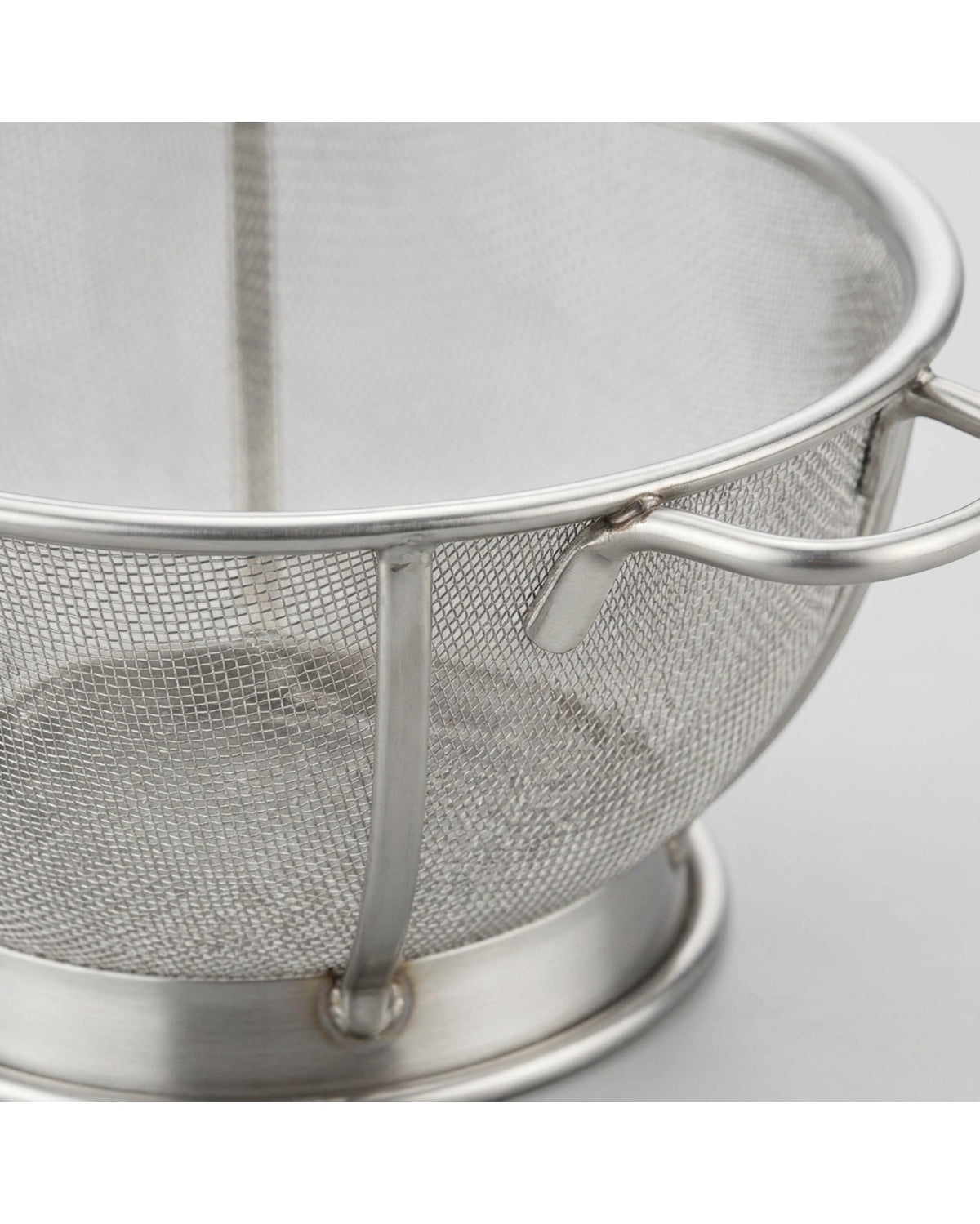 Xaora Footed Fine-Mesh Draining Colander 28 cm Stainless Steel - Detail view