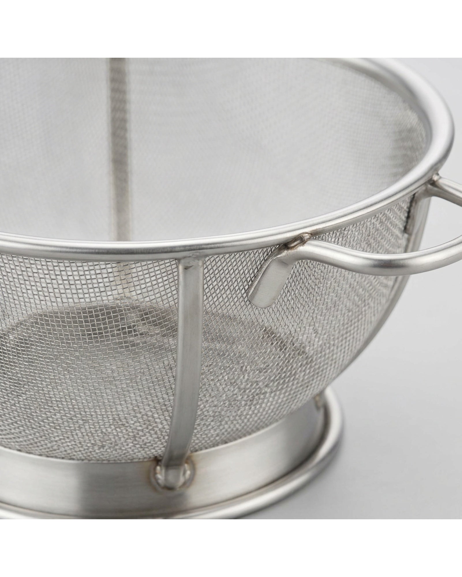 Xaora Footed Fine-Mesh Draining Colander 28 cm Stainless Steel - Detail view