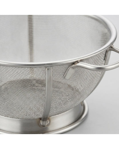 Xaora Footed Fine-Mesh Draining Colander 28 cm Stainless Steel - Detail view